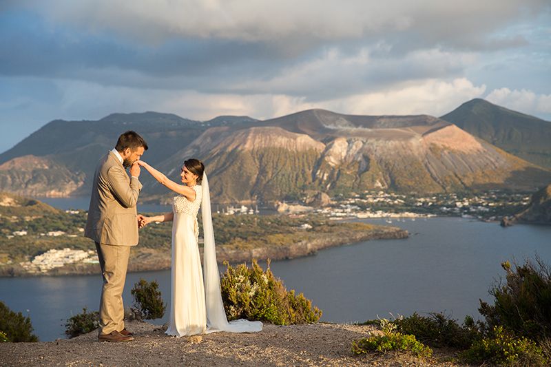 matrimonio a Lipari sposi con isola di vulcano