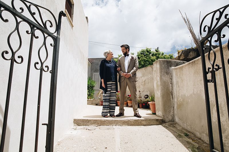 Matrimonio a Lipari: sposo esce da casa