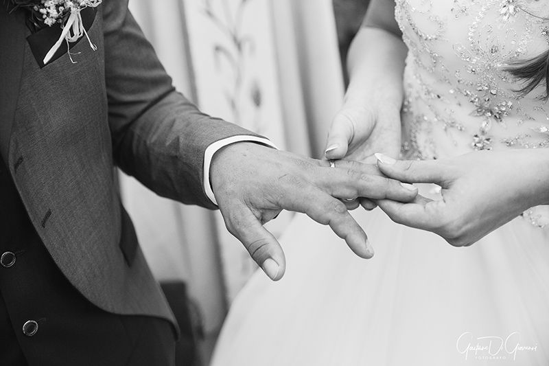 Matrimonio a Lipari: sposi si scambiano anelli
