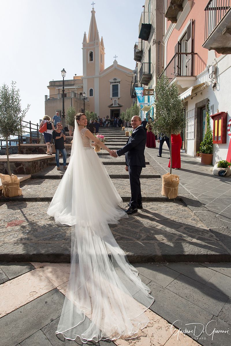 Matrimonio a Lipari: sposa verso la chiesa