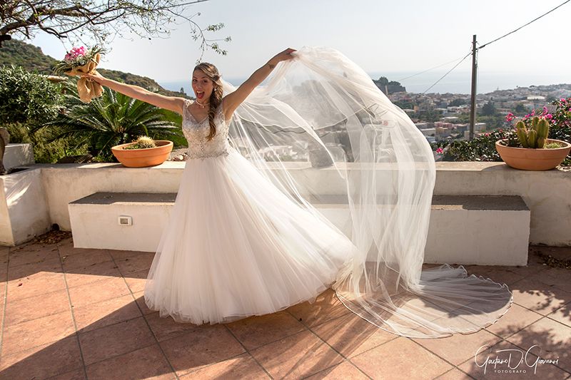Matrimonio a Lipari: sposa gioca con il velo