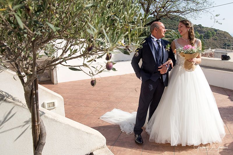 Matrimonio a Lipari: sposa con papà