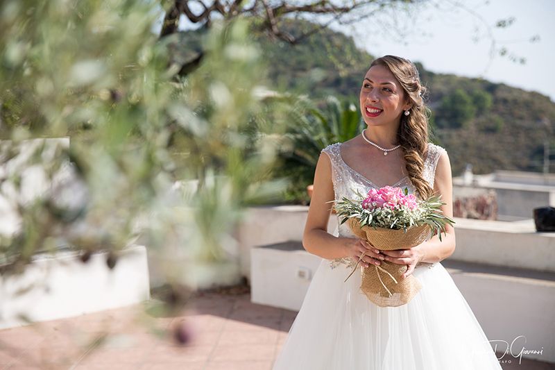 Matrimonio a Lipari: sposa con bouquet