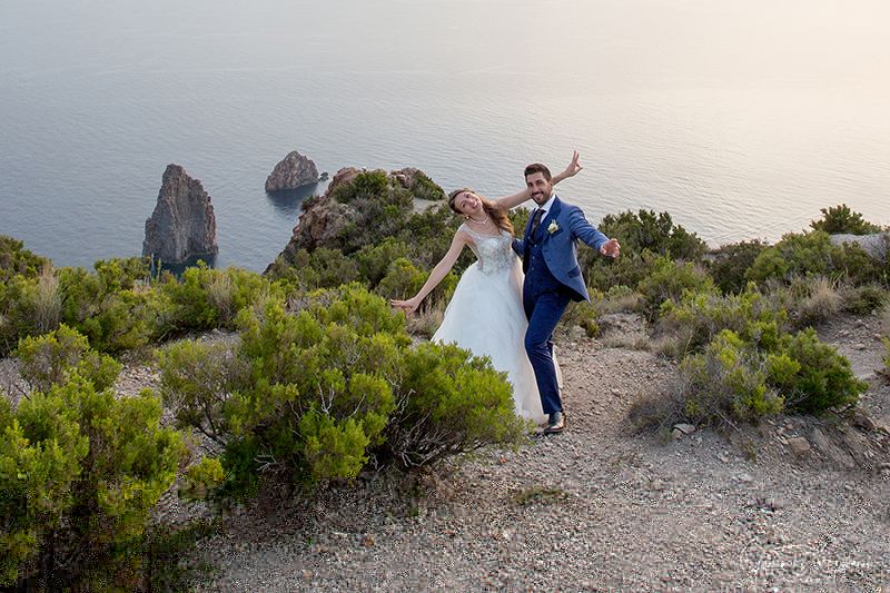 Matrimonio a Lipari: sposi felici e panorama dell'isola