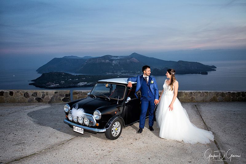 Matrimonio a Lipari: sposi e panorama dell'isola
