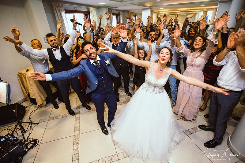Matrimonio a Lipari: sposi ballano