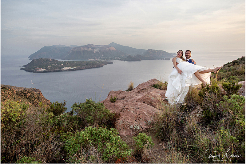 Matrimonio a Lipari: sposi e panorama dell'isola