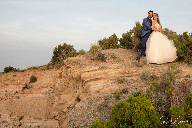 Matrimonio a Lipari: sposi e panorama dell'isola