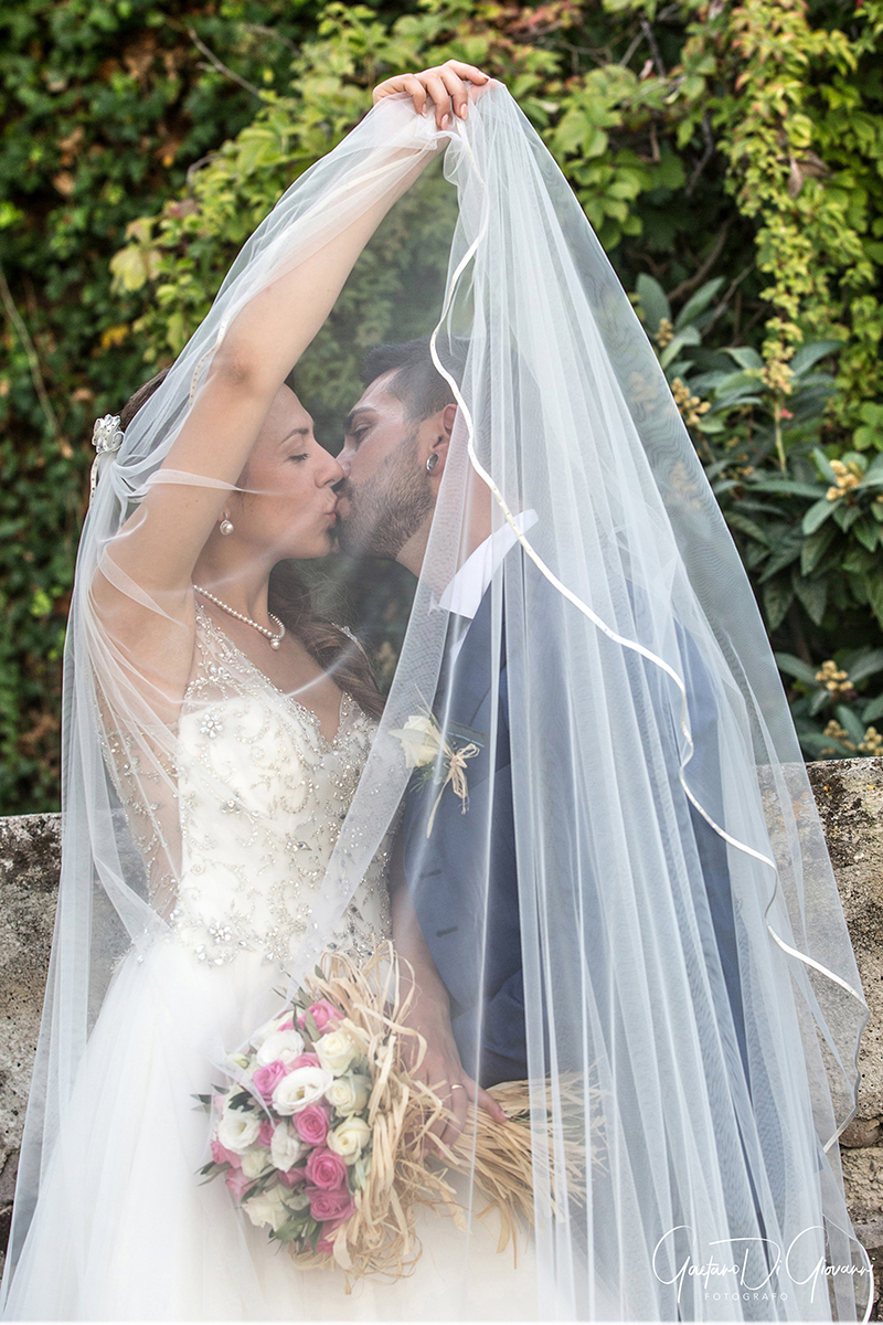 Matrimonio a Lipari: sposi giocano con il velo