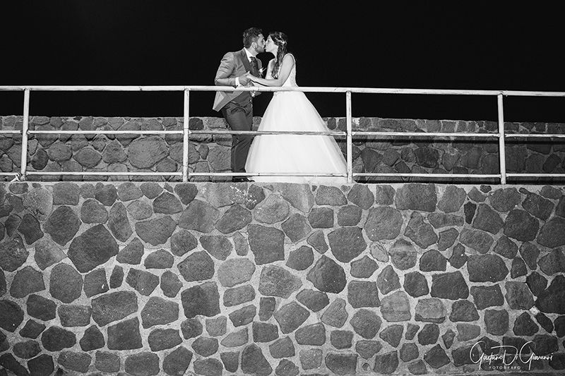 Matrimonio a Lipari: sposi e panorama dell'isola