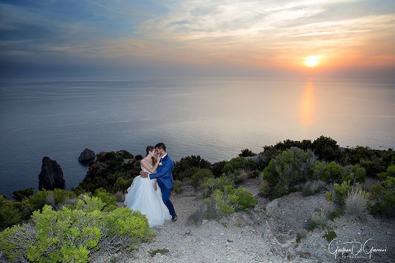 Matrimonio a Lipari: sposi e panorama dell'isola al tramonto