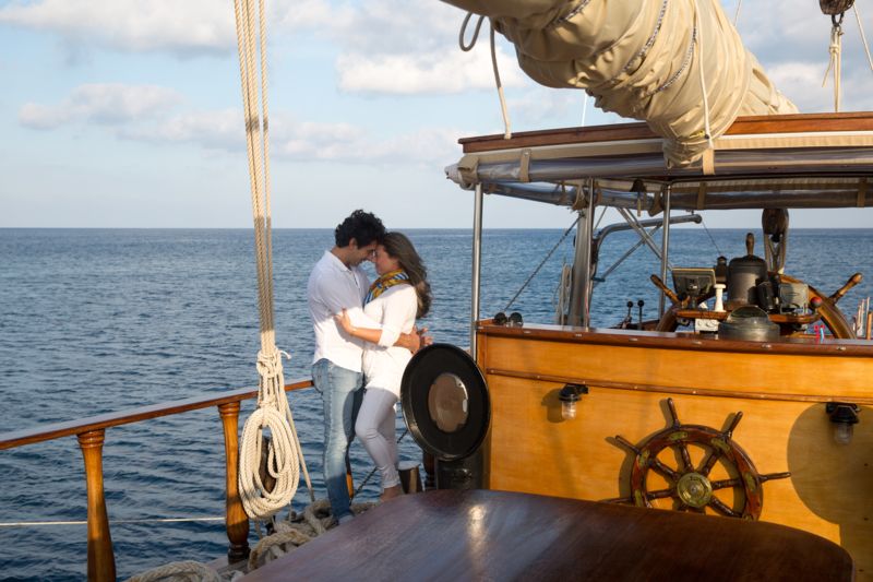 Matrimonio a Lipari futuri sposi in imbarcazione d'epoca