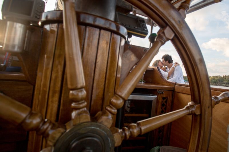 Matrimonio a Lipari futuri sposi in imbarcazione d'epoca