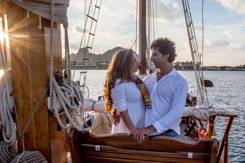 Matrimonio a Lipari futuri sposi in imbarcazione d'epoca