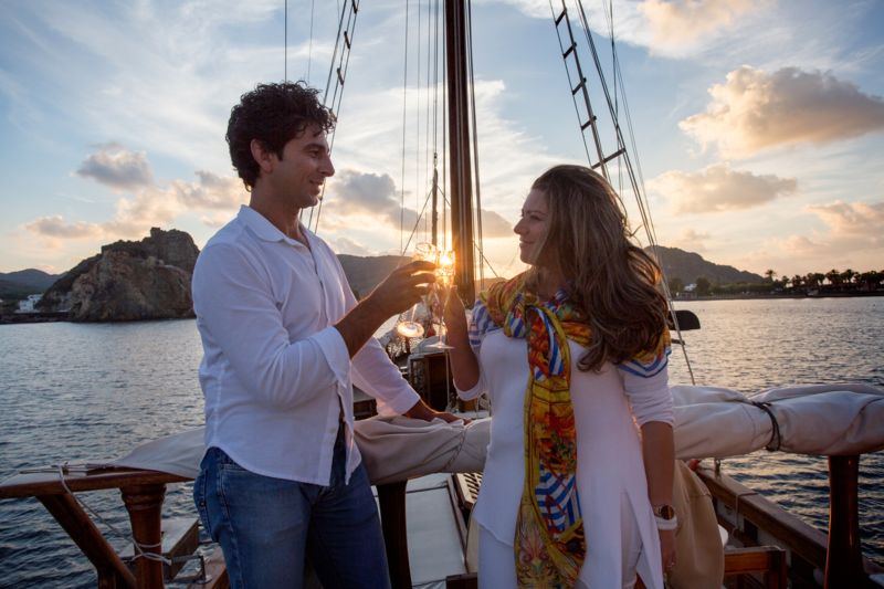 Matrimonio a Lipari futuri sposi in imbarcazione d'epoca brindano