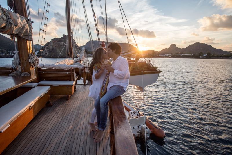 Matrimonio a Lipari futuri sposi in imbarcazione d'epoca si baciano