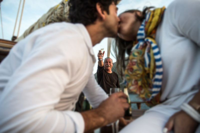 Matrimonio a Lipari futuri sposi in imbarcazione d'epoca