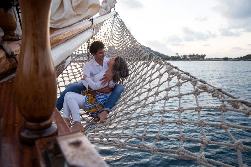 Matrimonio a Lipari futuri sposi in imbarcazione d'epoca