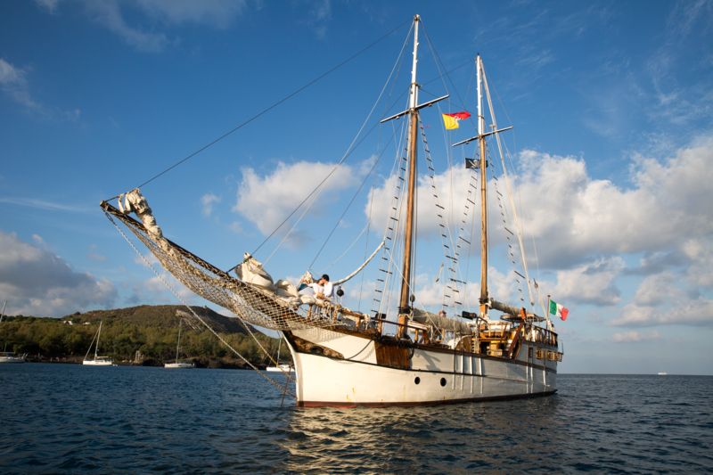 Matrimonio a Lipari futuri sposi in imbarcazione d'epoca