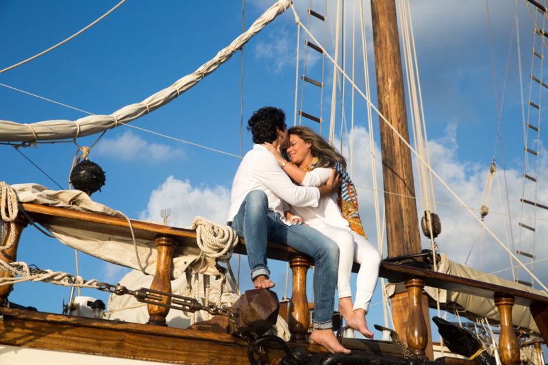 Matrimonio a Lipari futuri sposi in imbarcazione d'epoca