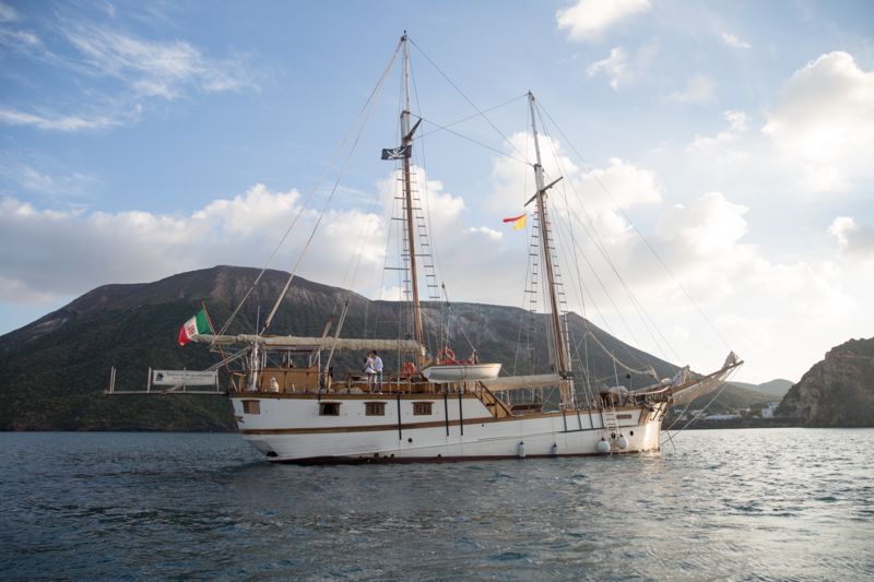 Matrimonio a Lipari futuri sposi in imbarcazione d'epoca