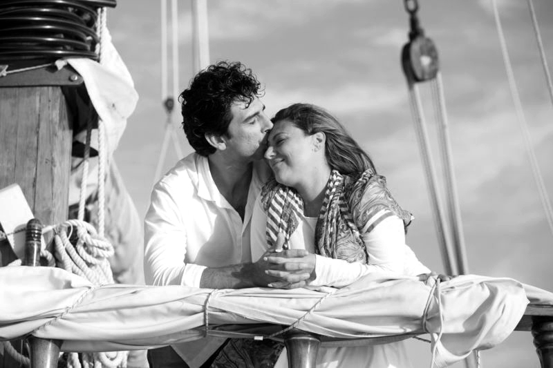 Matrimonio a Lipari futuri sposi in imbarcazione d'epoca