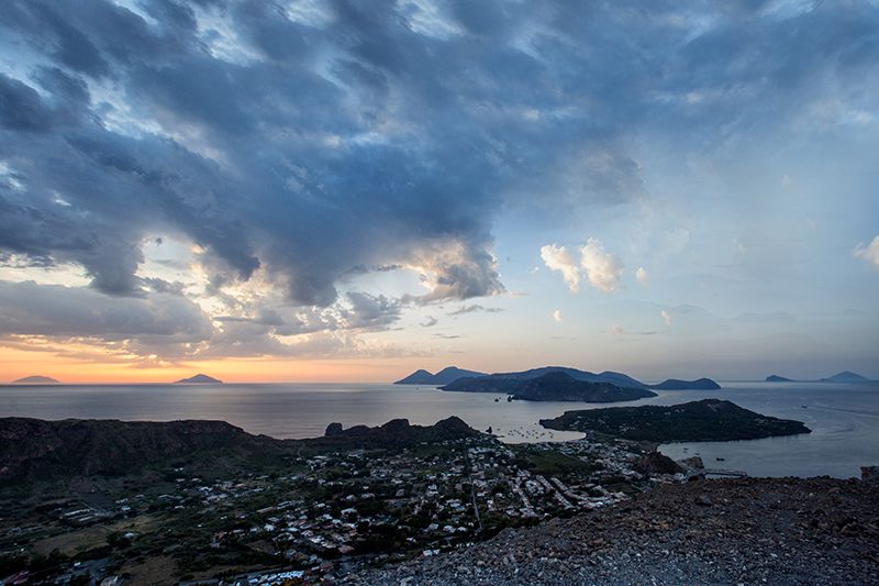 tramonto dal cratere di vulcano