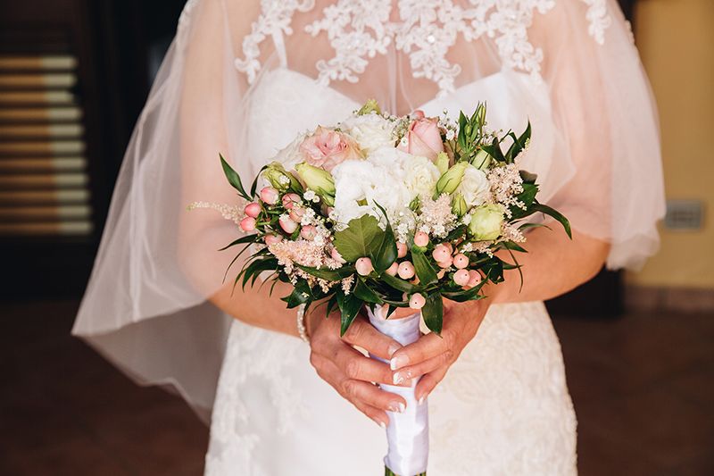 matrimonio a Salina: sposa con bouquet