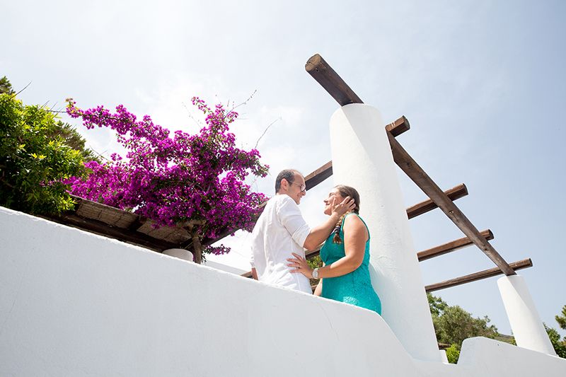 Matrimonio a Stromboli: futuri sposi in casa tipica eoliana