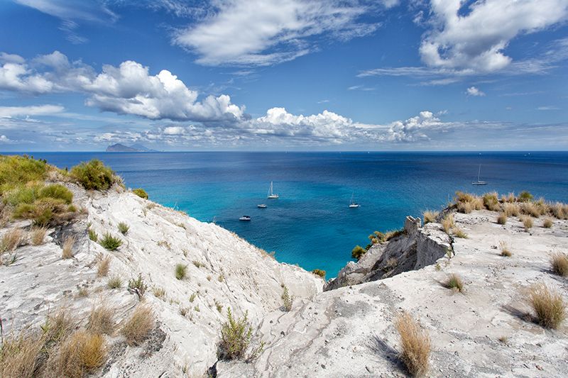 cave di pomice e mare azzurro lipari