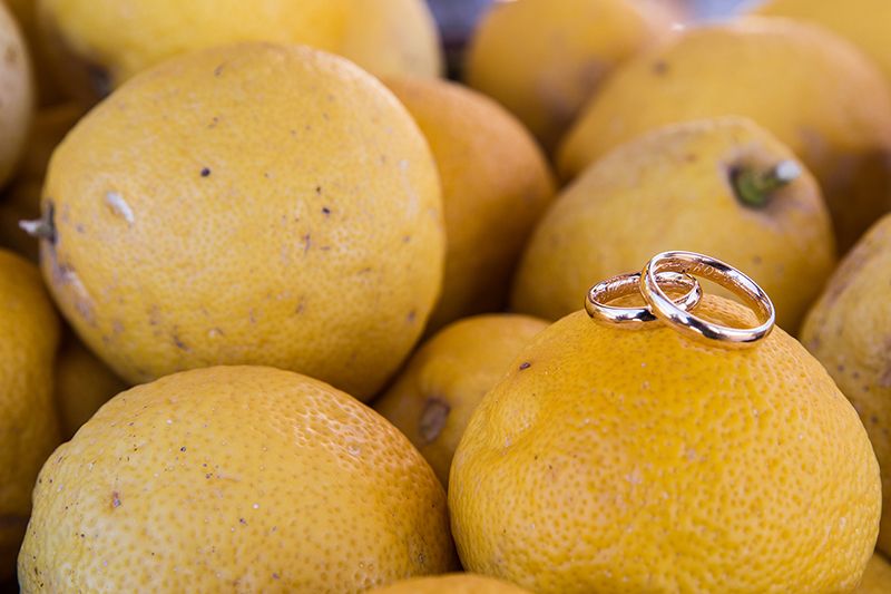 matrimonio a Salina: fedi nuziali con limoni