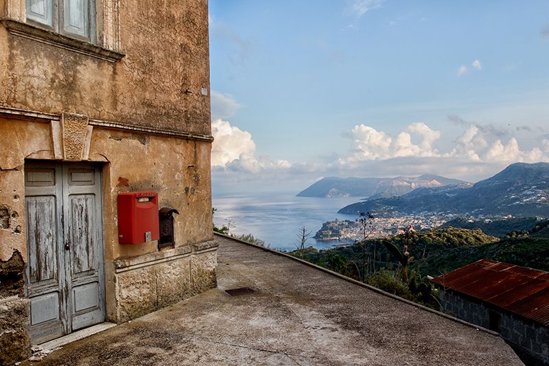 centro abitato di lipari e vulcano sullo sfondo