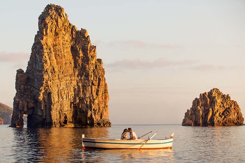 matrimonio a lipari ,sposi in barca