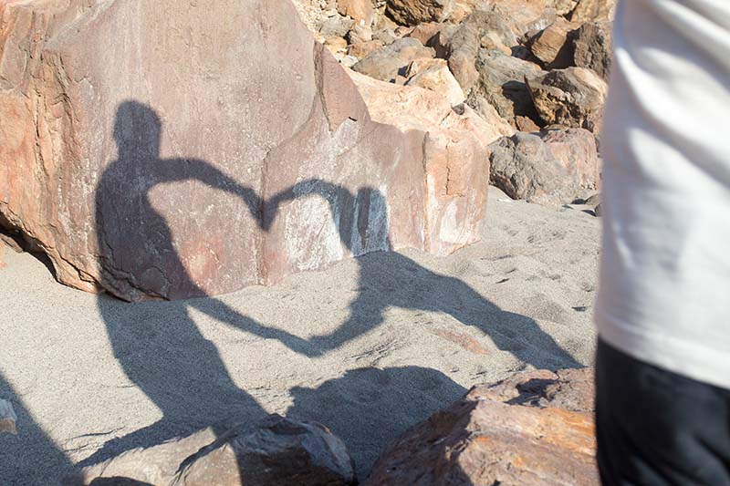 matrimonio a lipari ,sposi in spiaggia con ombra cuore