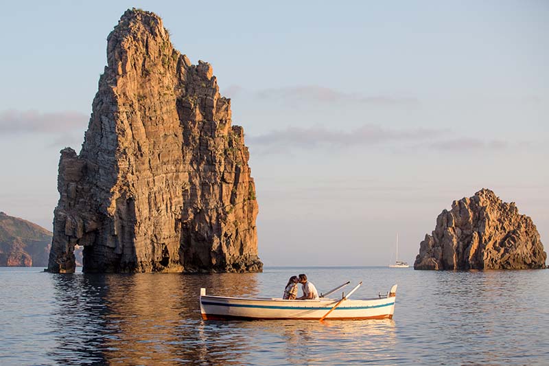 matrimonio a lipari ,sposi in barca