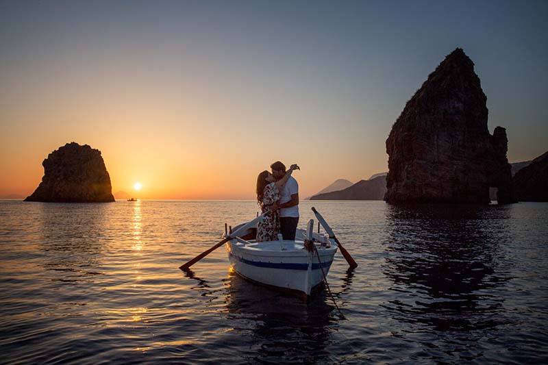 matrimonio a lipari ,sposi in barca al tramonto