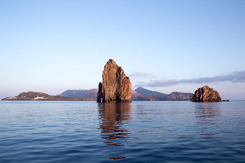 matrimonio a lipari ,faraglioni e isola di vulcano