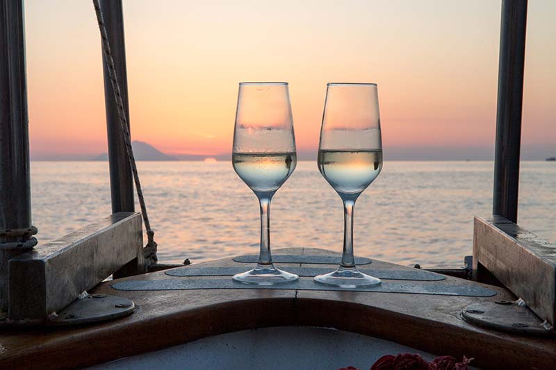 matrimonio a lipari ,bicchieri per brindisi al tramonto