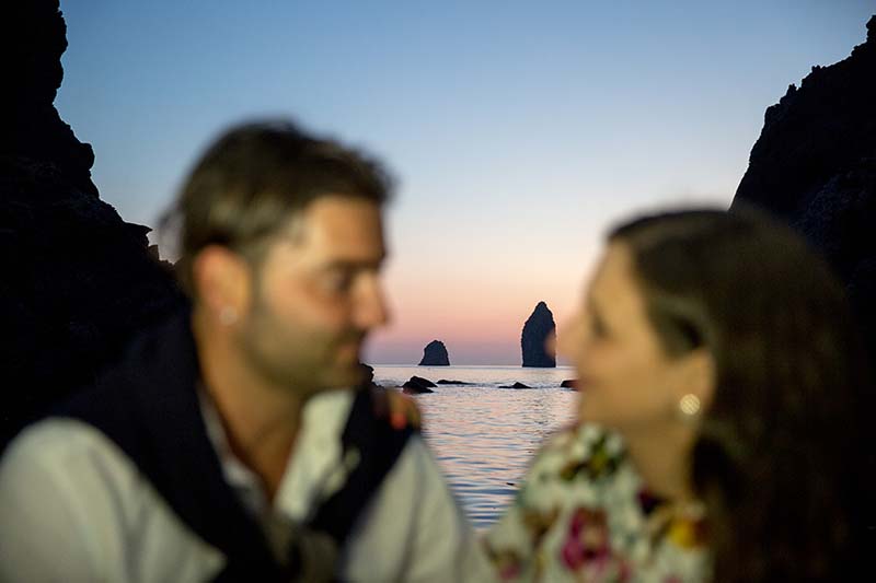 matrimonio a lipari ,sposi in barca al tramonto