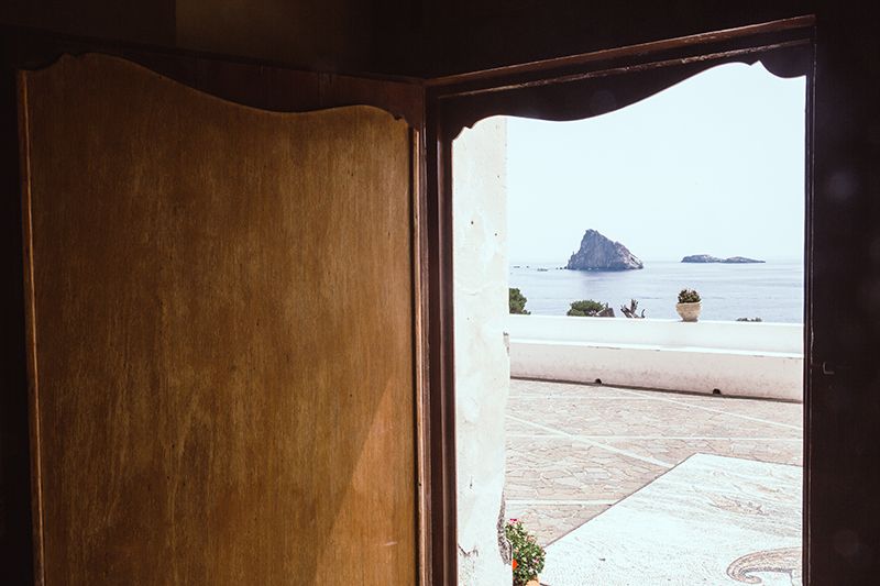 vista scogli di panarea da chiesa s pietro