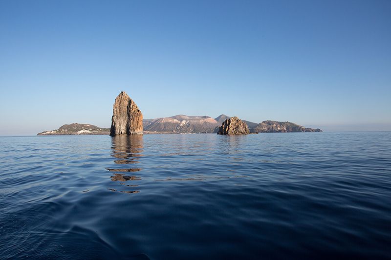 faraglioni di lipari e vulcano sullo sfondo