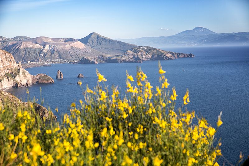 ginestra con faraglioni di lipari vulcano e etna sullo sfondo