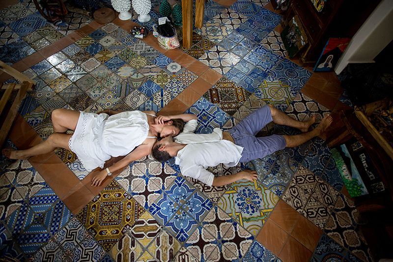Matrimonio a Stromboli: futuri sposi con pavimento di piastrelle eoliane