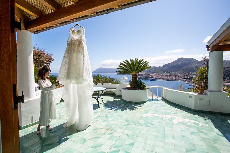 sposa guarda abito con lipari e vulcano come panorama