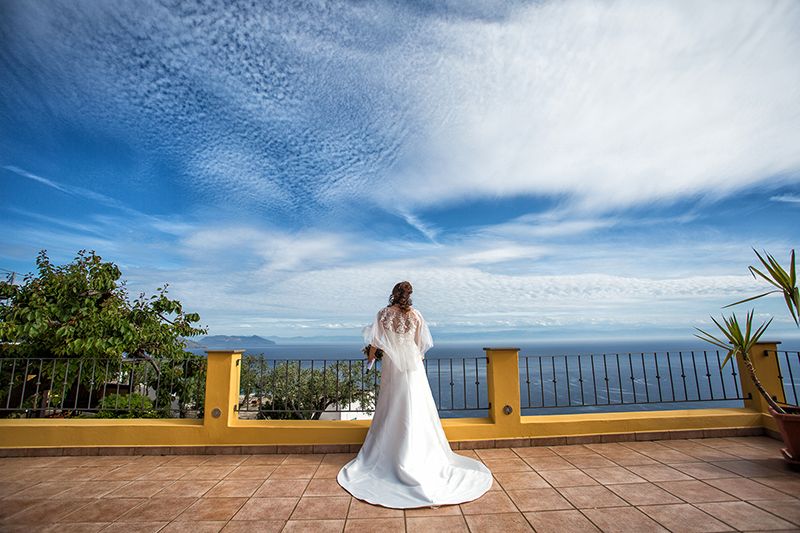 matrimonio a Salina: sposa con panorama