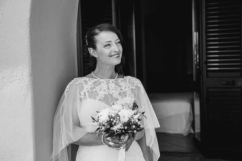 matrimonio a Salina: sposa con bouquet