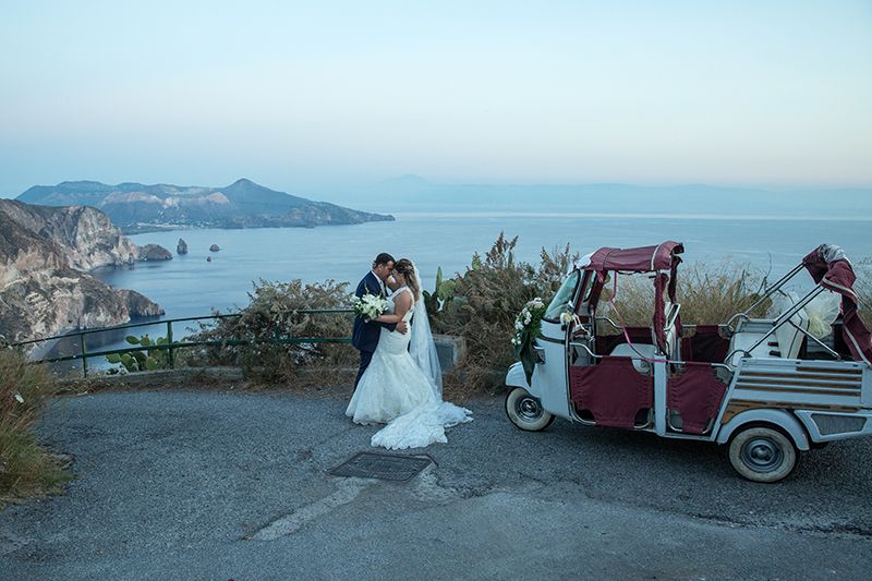 sposi con ape calessino e panorama di lipari