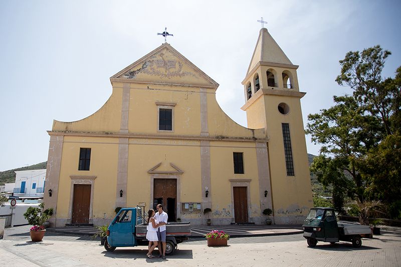 Matrimonio a Stromboli: futuri sposi con ape tipica e chiesa