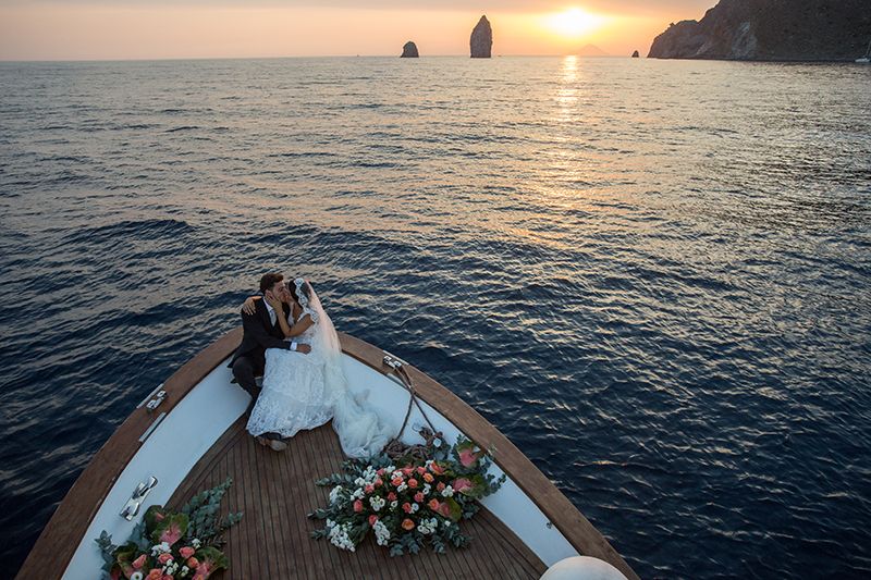 sposi in barca al tramonto ai faraglioni di lipari