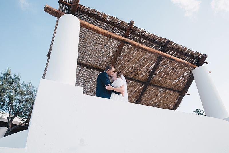 sposi si baciano dopo matrimonio in casa panarea